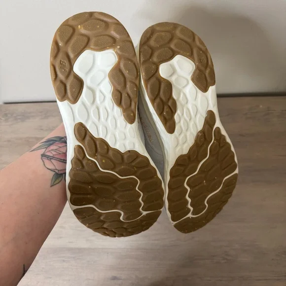 New Balance NWOT Arishi V4 Running Shoes Light Gray and White Size 9.5 - Picture 8 of 10